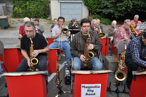 Magnolia Big Band performs